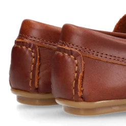 Mocasín niño clásico con diseño de antifaz en piel cuero.