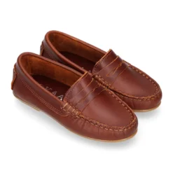 Mocasín niño clásico con diseño de antifaz en piel cuero.