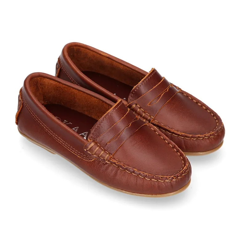Mocasín niño clásico con diseño de antifaz en piel cuero.