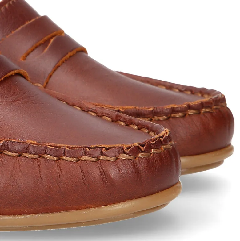 Mocasín niño clásico con diseño de antifaz en piel cuero.