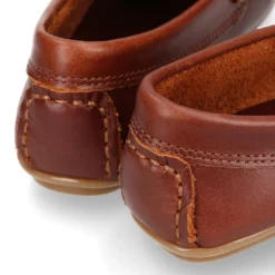 Mocasín niño clásico con diseño de antifaz en piel cuero.