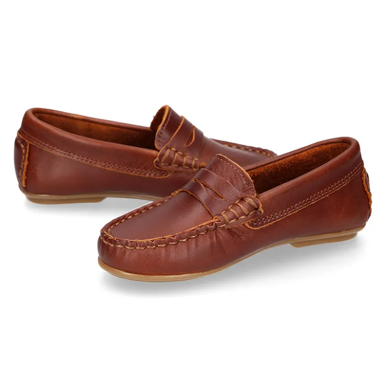 Mocasín niño clásico con diseño de antifaz en piel cuero.