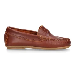 Mocasín niño clásico con diseño de antifaz en piel cuero.