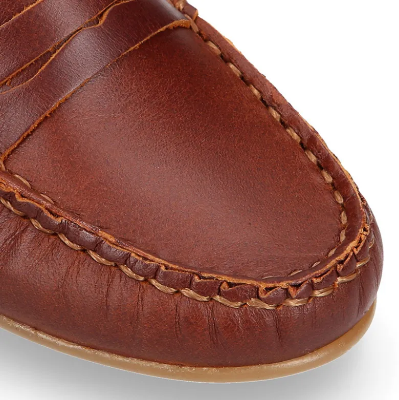 Mocasín niño clásico con diseño de antifaz en piel cuero.