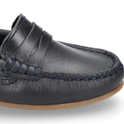 Mocasín niño clásico con diseño de antifaz en piel azul marino.