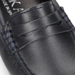 Mocasín niño clásico con diseño de antifaz en piel azul marino.