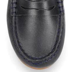 Mocasín niño clásico con diseño de antifaz en piel azul marino.