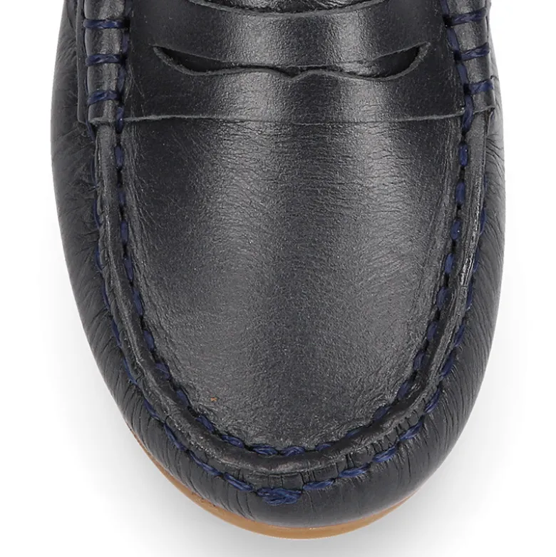 Mocasín niño clásico con diseño de antifaz en piel azul marino.