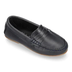 Mocasín niño clásico con diseño de antifaz en piel azul marino.