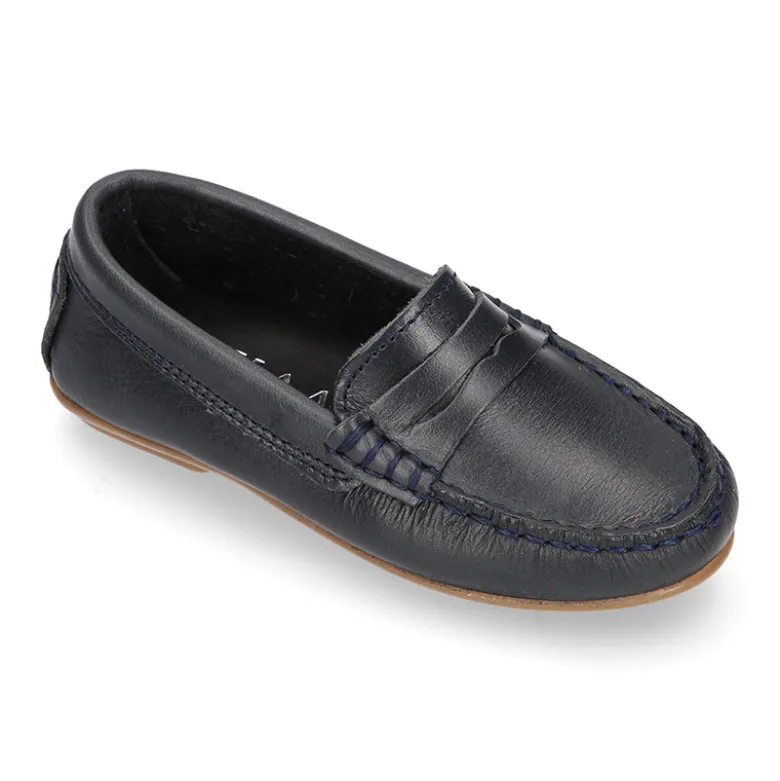 Mocasín niño clásico con diseño de antifaz en piel azul marino.