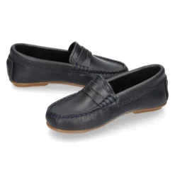 Mocasín niño clásico con diseño de antifaz en piel azul marino.