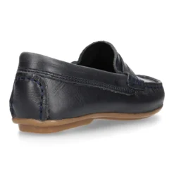 Mocasín niño clásico con diseño de antifaz en piel azul marino.