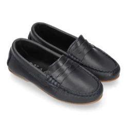 Mocasín niño clásico con diseño de antifaz en piel azul marino.