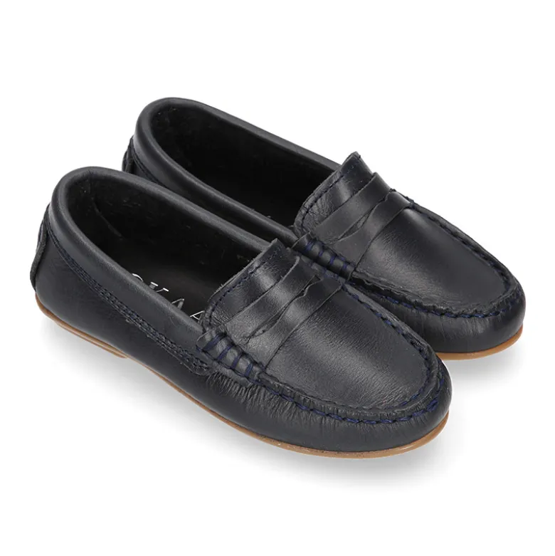 Mocasín niño clásico con diseño de antifaz en piel azul marino.