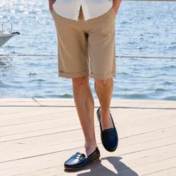 Mocasín niño clásico con diseño de antifaz en piel azul marino.