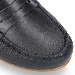 Mocasín niño clásico con diseño de antifaz en piel azul marino.