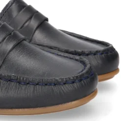 Mocasín niño clásico con diseño de antifaz en piel azul marino.