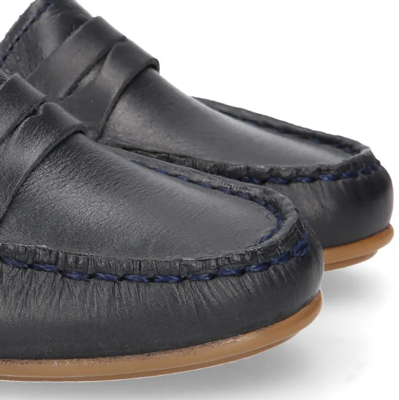 Mocasín niño clásico con diseño de antifaz en piel azul marino.