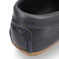 Mocasín niño clásico con diseño de antifaz en piel azul marino.