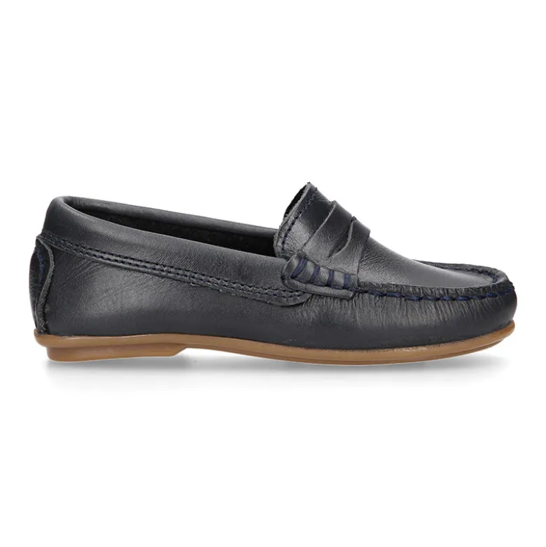 Mocasín niño clásico con diseño de antifaz en piel azul marino.