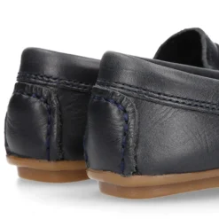 Mocasín niño clásico con diseño de antifaz en piel azul marino.