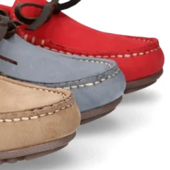 Mocasín niño con lazos a contraste en piel Nobuck Suave.