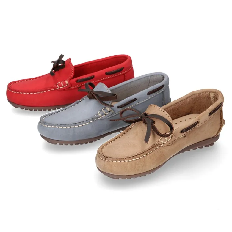 Mocasín niño con lazos a contraste en piel Nobuck Suave.