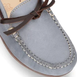 Mocasín niño con lazos a contraste en piel Nobuck Suave.