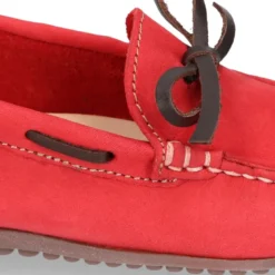 Mocasín niño con lazos a contraste en piel Nobuck Suave.