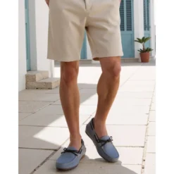 Mocasín niño con lazos a contraste en piel Nobuck Suave.