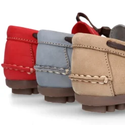 Mocasín niño con lazos a contraste en piel Nobuck Suave.