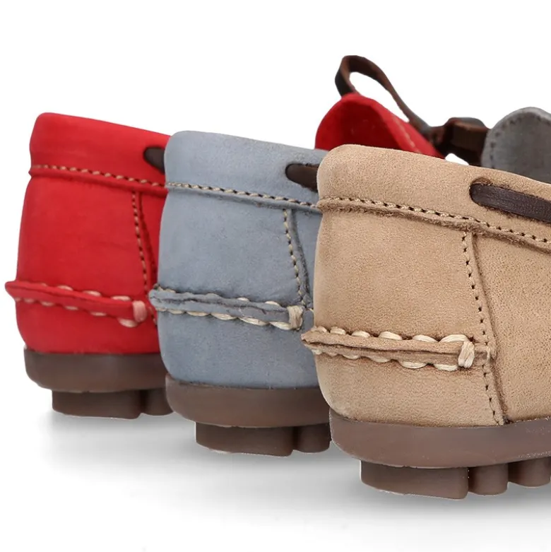 Mocasín niño con lazos a contraste en piel Nobuck Suave.