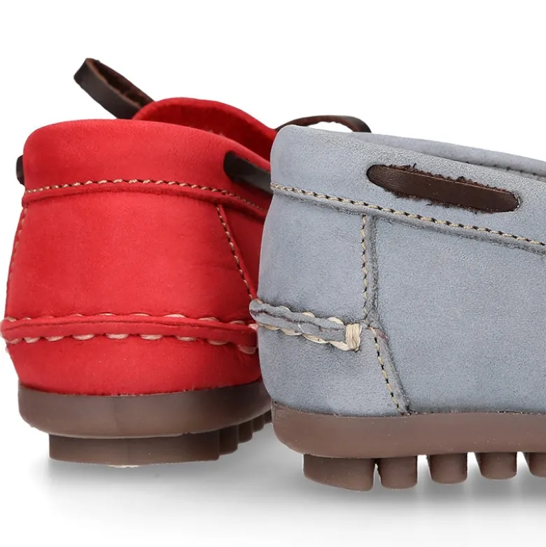 Mocasín niño con lazos a contraste en piel Nobuck Suave.