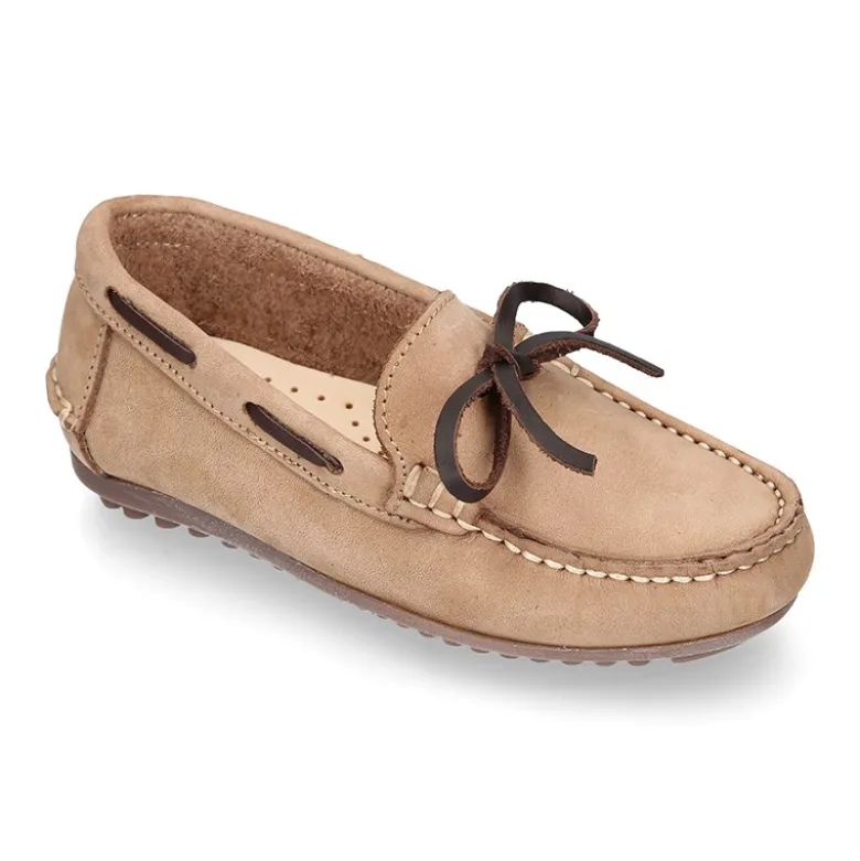 Mocasín niño con lazos a contraste en piel Nobuck Suave.