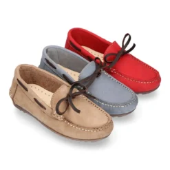 Mocasín niño con lazos a contraste en piel Nobuck Suave.