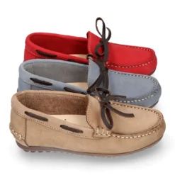 Mocasín niño con lazos a contraste en piel Nobuck Suave.
