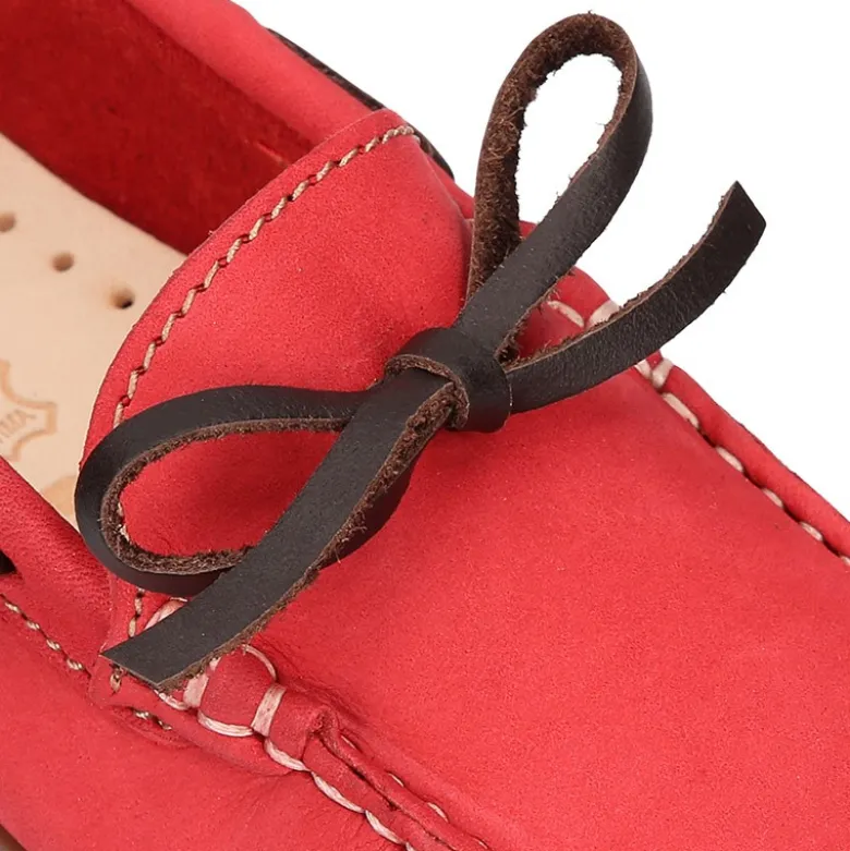 Mocasín niño con lazos a contraste en piel Nobuck Suave.