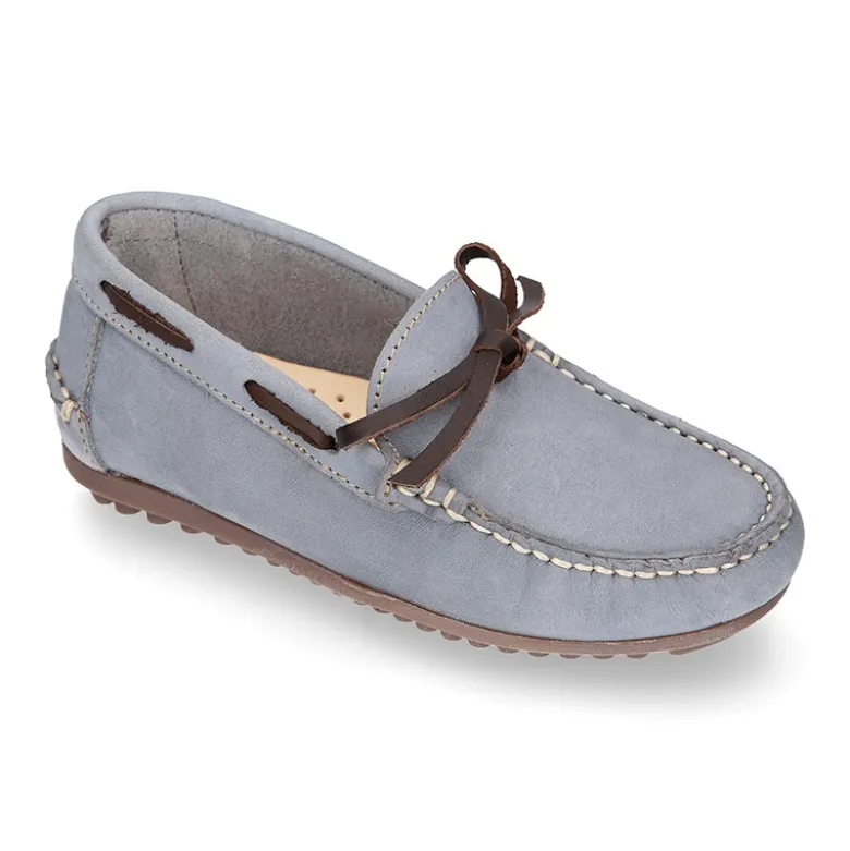 Mocasín niño con lazos a contraste en piel Nobuck Suave.