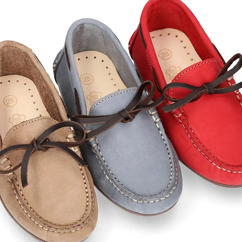 Mocasín niño con lazos a contraste en piel Nobuck Suave.