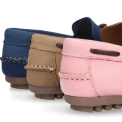 Mocasín niño con lazos a contraste en piel Nobuck.
