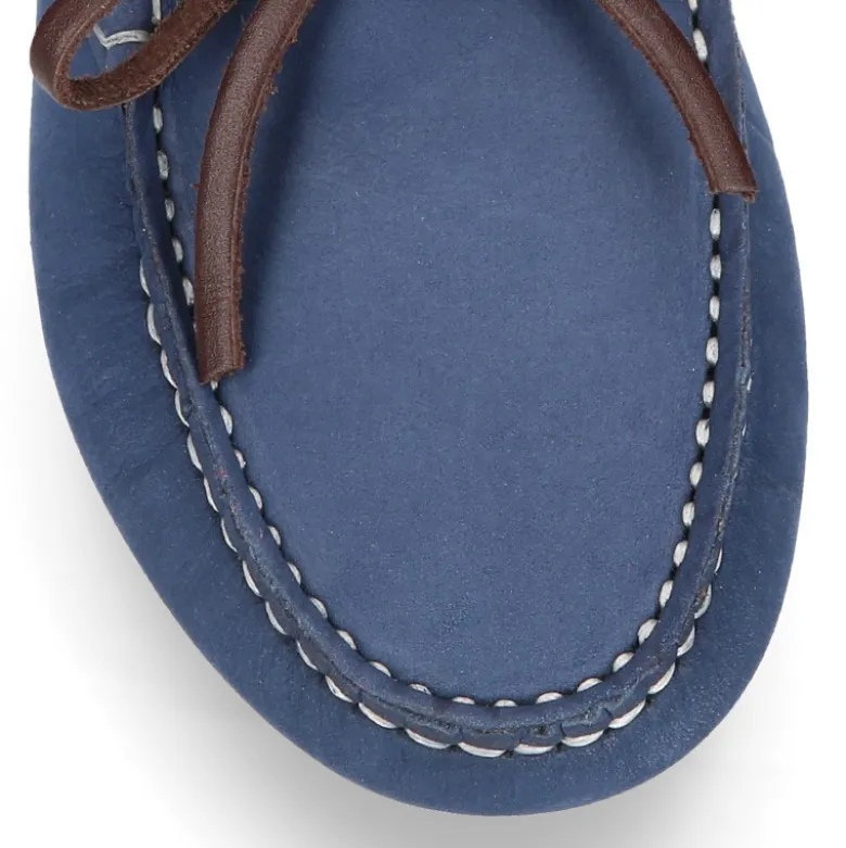 Mocasín niño con lazos a contraste en piel Nobuck.