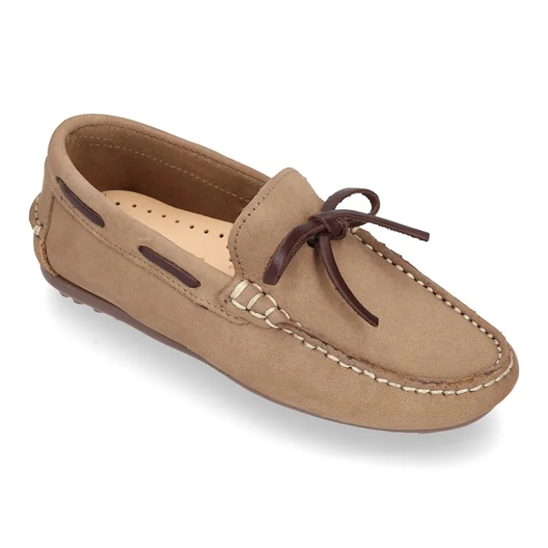 Mocasín niño con lazos a contraste en piel Nobuck.