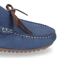 Mocasín niño con lazos a contraste en piel Nobuck.