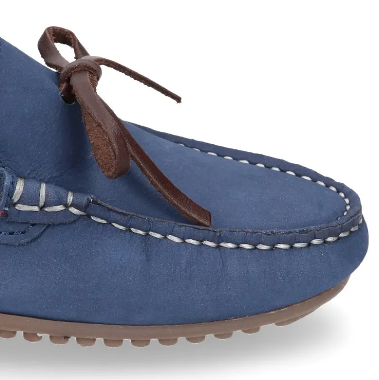 Mocasín niño con lazos a contraste en piel Nobuck.