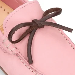 Mocasín niño con lazos a contraste en piel Nobuck.