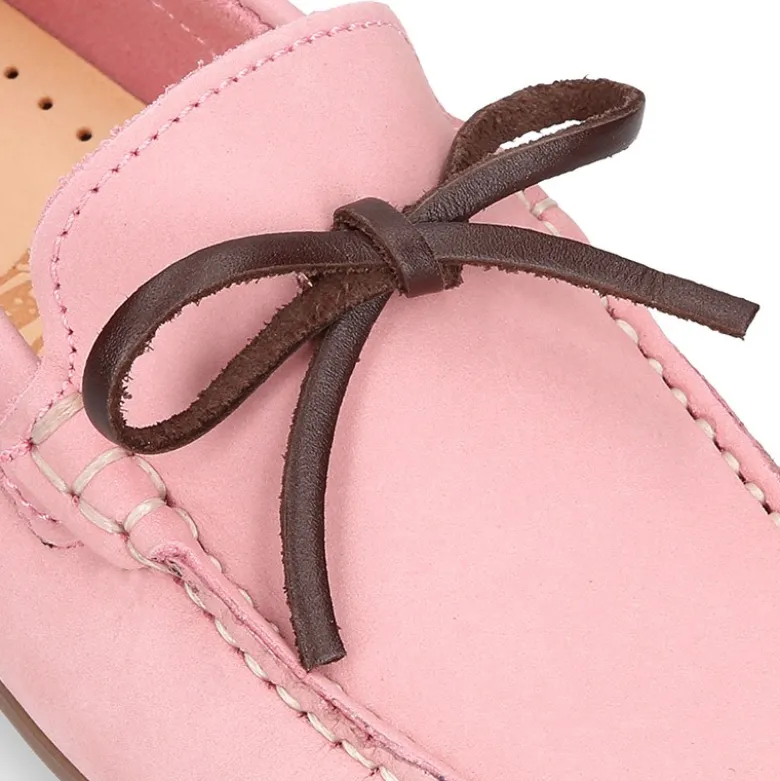 Mocasín niño con lazos a contraste en piel Nobuck.