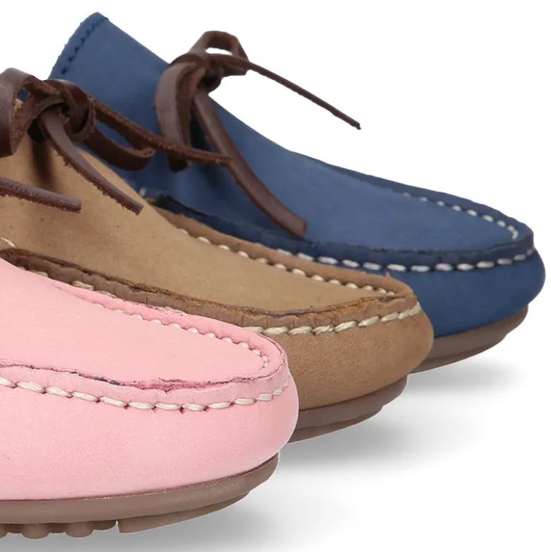 Mocasín niño con lazos a contraste en piel Nobuck.