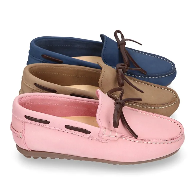 Mocasín niño con lazos a contraste en piel Nobuck.