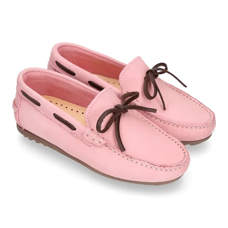 Mocasín niño con lazos a contraste en piel Nobuck.