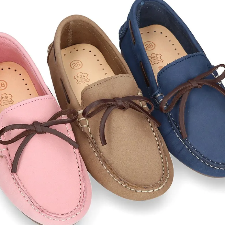 Mocasín niño con lazos a contraste en piel Nobuck.